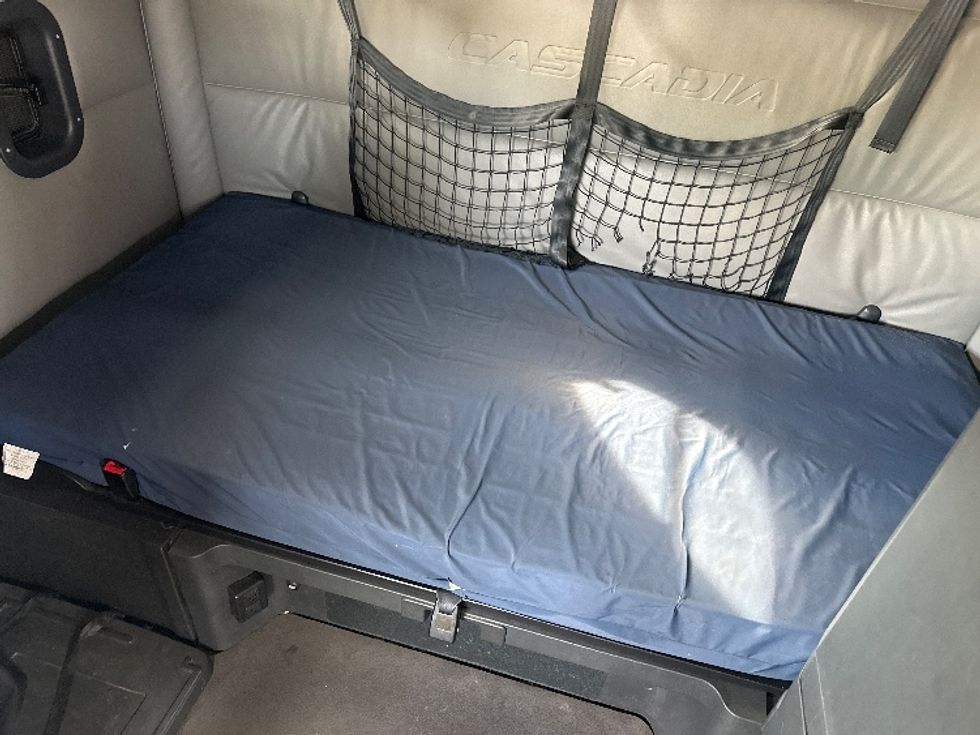 Sleeper Tractor-Heavy Duty Tractors-Freightliner-2022-T12664ST-Bloomington-IN-434,958\n\t\tmiles-$ 74,750 - Image 17