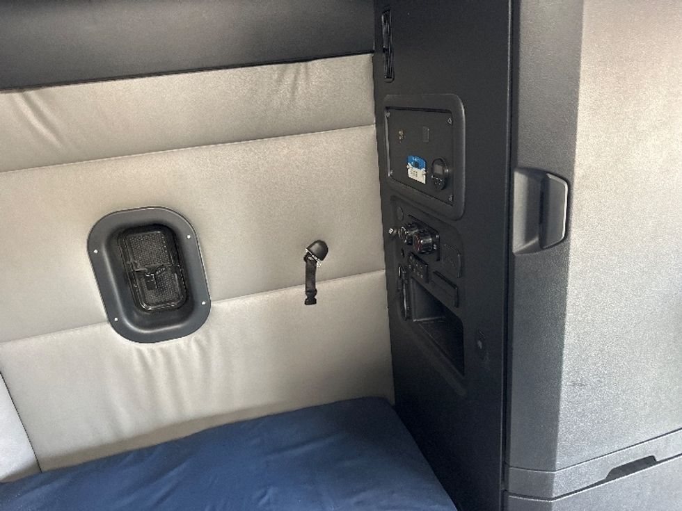 Sleeper Tractor-Heavy Duty Tractors-Freightliner-2022-T12664ST-Bloomington-IN-434,958\n\t\tmiles-$ 74,750 - Image 18