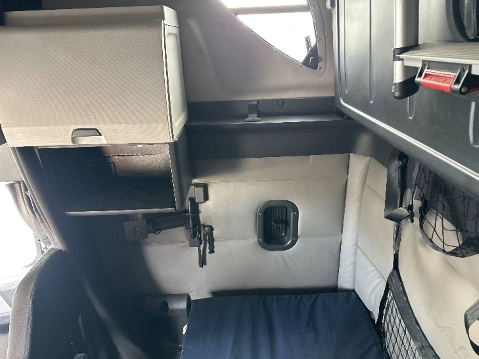 Sleeper Tractor-Heavy Duty Tractors-Freightliner-2022-T12664ST-Bloomington-IN-434,958\n\t\tmiles-$ 74,750 - Image 19