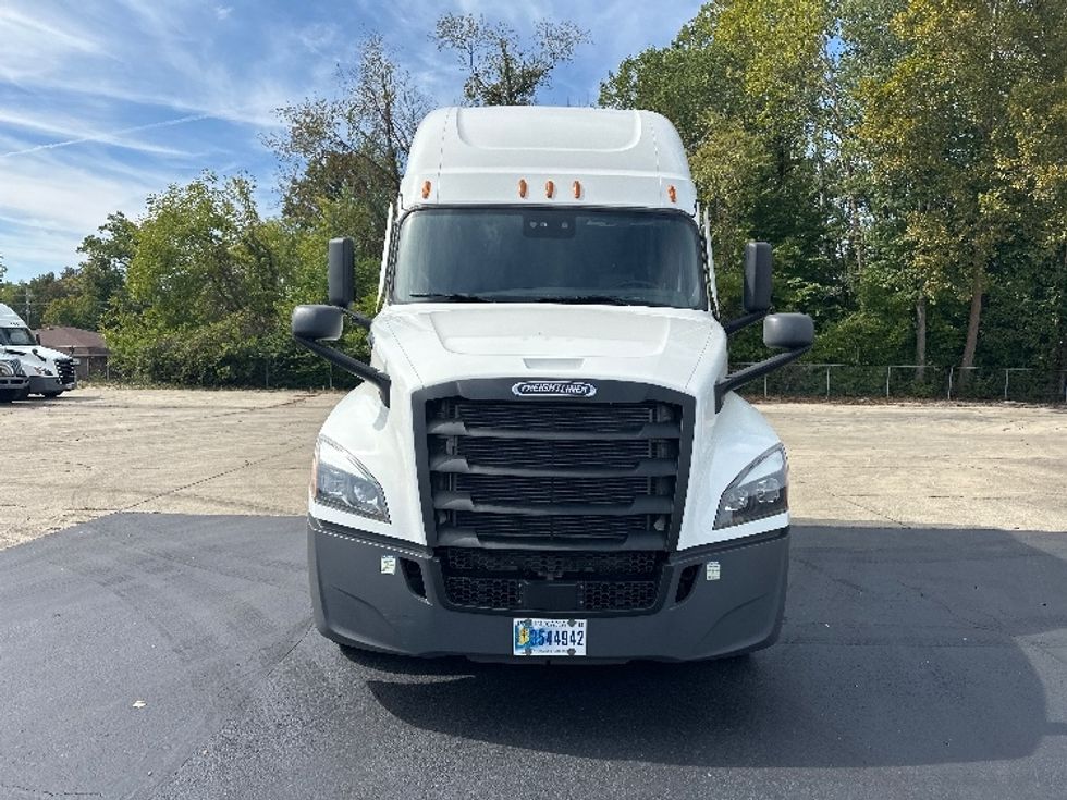 Sleeper Tractor-Heavy Duty Tractors-Freightliner-2022-T12664ST-Bloomington-IN-434,958\n\t\tmiles-$ 74,750 - Image 2