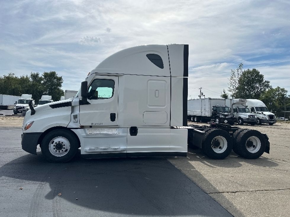 Sleeper Tractor-Heavy Duty Tractors-Freightliner-2022-T12664ST-Bloomington-IN-434,958\n\t\tmiles-$ 74,750 - Image 4