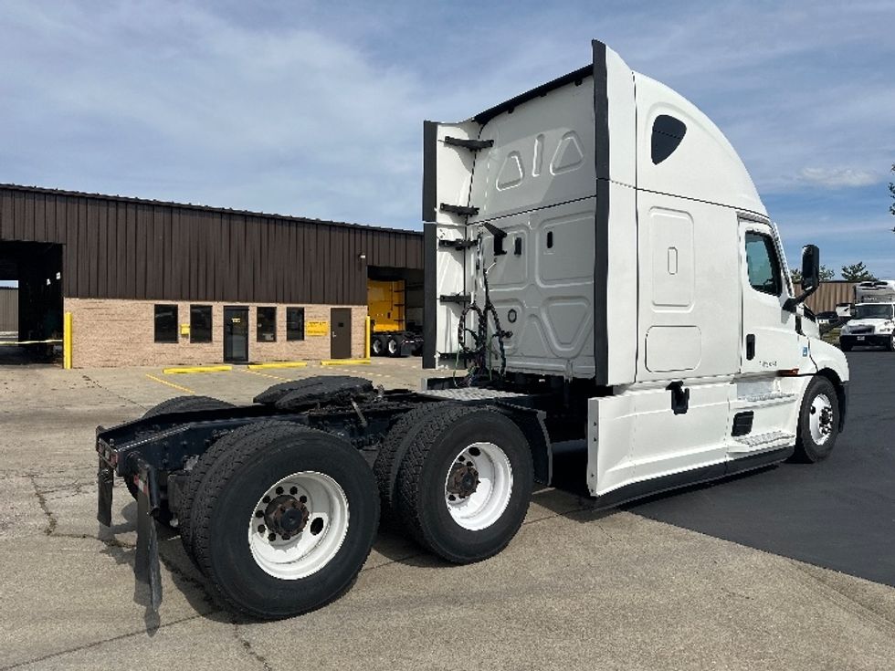 Sleeper Tractor-Heavy Duty Tractors-Freightliner-2022-T12664ST-Bloomington-IN-434,958\n\t\tmiles-$ 74,750 - Image 7