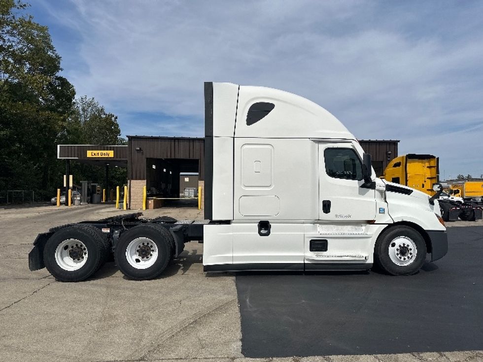 Sleeper Tractor-Heavy Duty Tractors-Freightliner-2022-T12664ST-Bloomington-IN-434,958\n\t\tmiles-$ 74,750 - Image 8