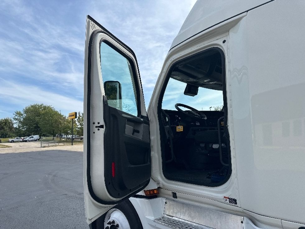 Sleeper Tractor-Heavy Duty Tractors-Freightliner-2022-T12664ST-Bloomington-IN-434,958\n\t\tmiles-$ 74,750 - Image 9