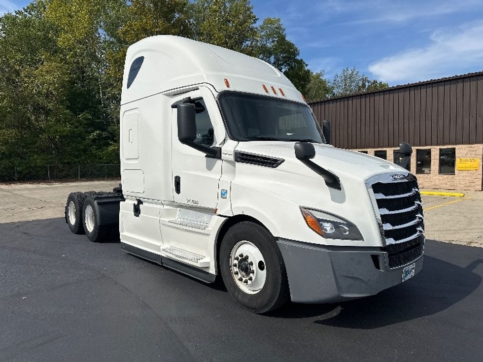Sleeper Tractor-Heavy Duty Tractors-Freightliner-2022-T12664ST-Bloomington-IN-483,865\n\t\tmiles-$ 67,750 - Image 1