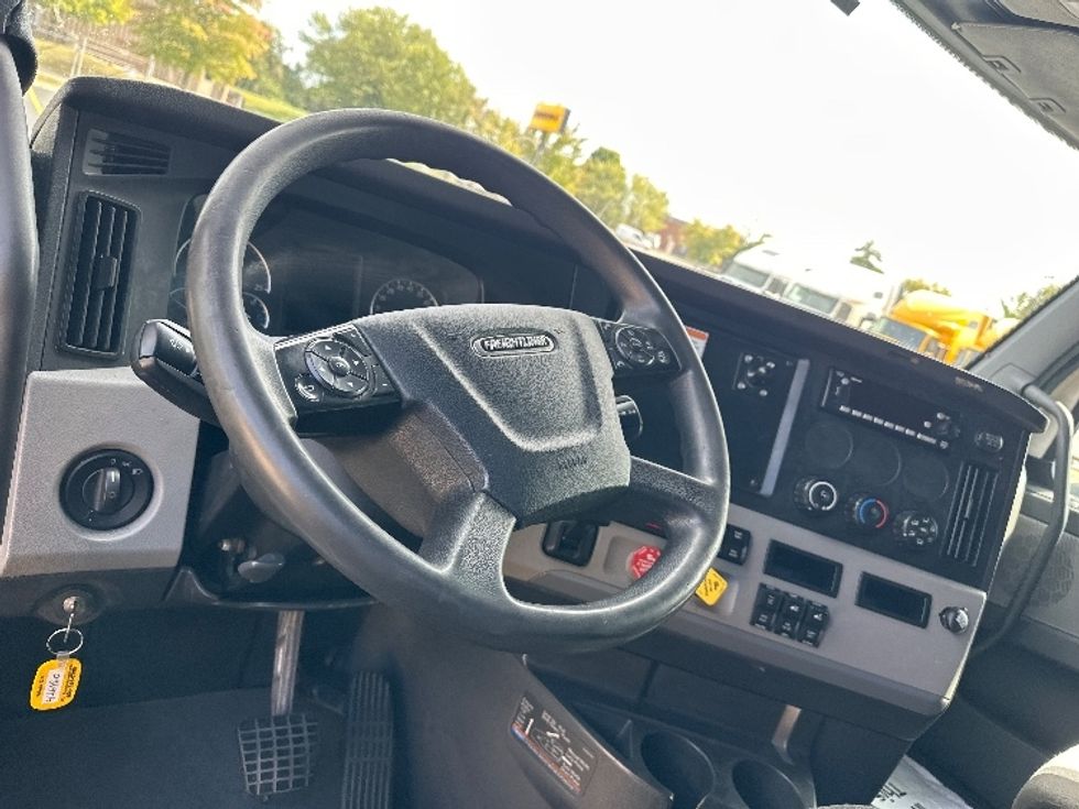 Sleeper Tractor-Heavy Duty Tractors-Freightliner-2022-T12664ST-Bloomington-IN-483,865\n\t\tmiles-$ 67,750 - Image 10