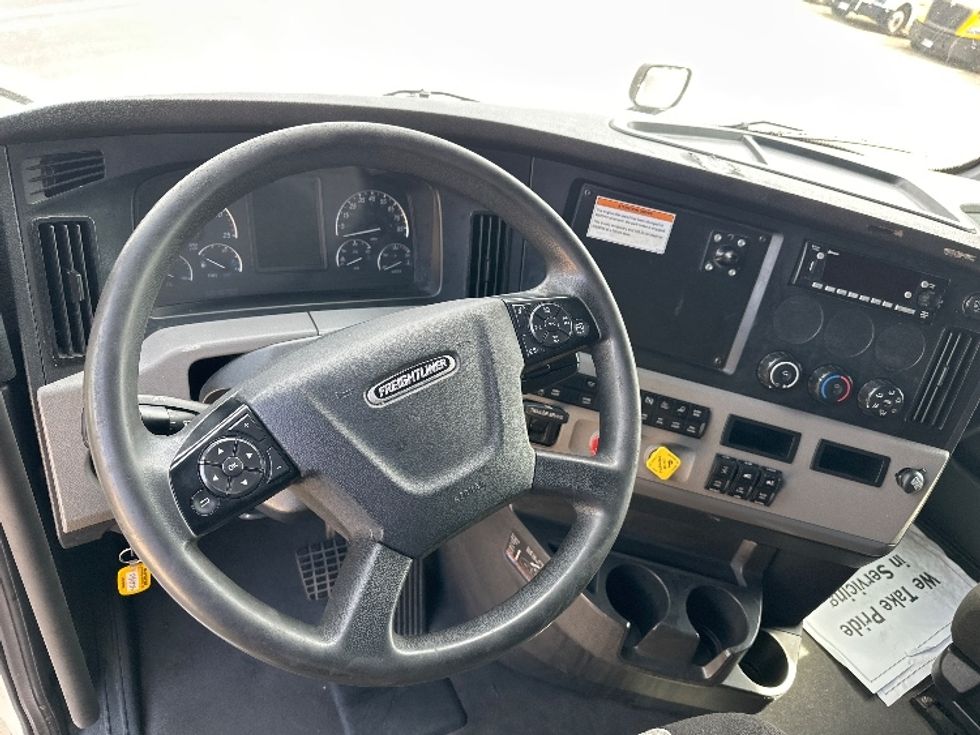 Sleeper Tractor-Heavy Duty Tractors-Freightliner-2022-T12664ST-Bloomington-IN-483,865\n\t\tmiles-$ 67,750 - Image 11