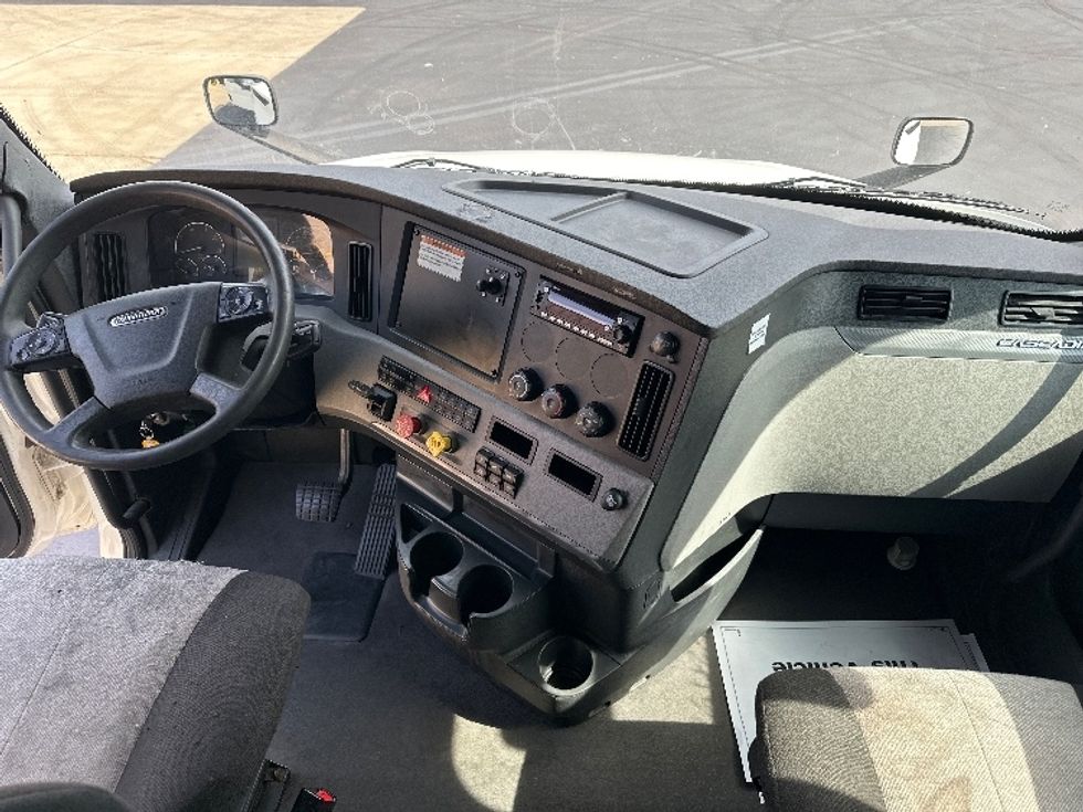 Sleeper Tractor-Heavy Duty Tractors-Freightliner-2022-T12664ST-Bloomington-IN-483,865\n\t\tmiles-$ 67,750 - Image 12