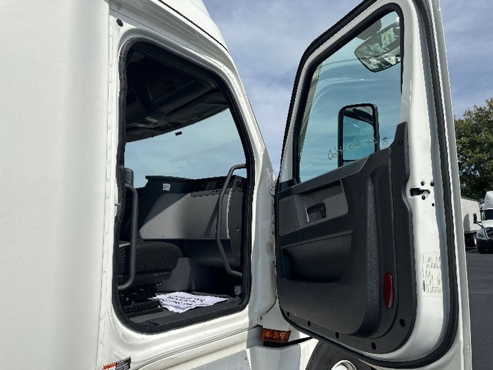 Sleeper Tractor-Heavy Duty Tractors-Freightliner-2022-T12664ST-Bloomington-IN-483,865\n\t\tmiles-$ 67,750 - Image 13