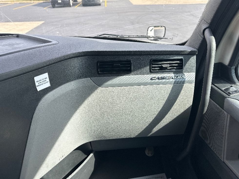 Sleeper Tractor-Heavy Duty Tractors-Freightliner-2022-T12664ST-Bloomington-IN-483,865\n\t\tmiles-$ 67,750 - Image 14