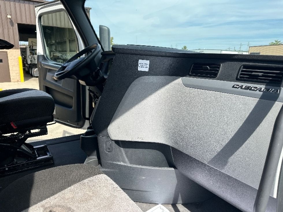 Sleeper Tractor-Heavy Duty Tractors-Freightliner-2022-T12664ST-Bloomington-IN-483,865\n\t\tmiles-$ 67,750 - Image 15