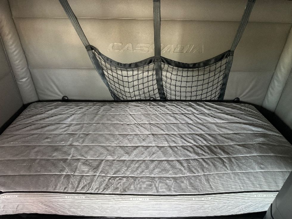 Sleeper Tractor-Heavy Duty Tractors-Freightliner-2022-T12664ST-Bloomington-IN-483,865\n\t\tmiles-$ 67,750 - Image 16