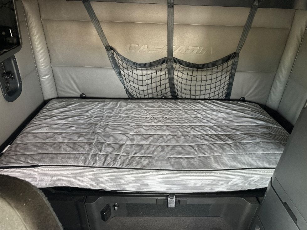 Sleeper Tractor-Heavy Duty Tractors-Freightliner-2022-T12664ST-Bloomington-IN-483,865\n\t\tmiles-$ 67,750 - Image 17