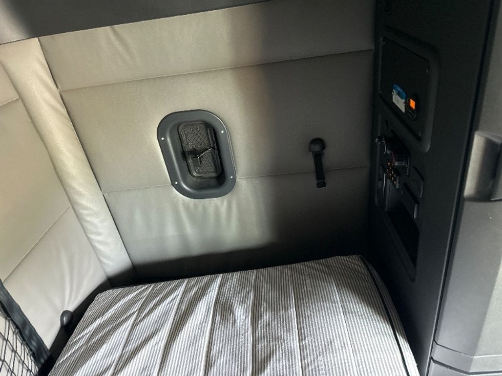 Sleeper Tractor-Heavy Duty Tractors-Freightliner-2022-T12664ST-Bloomington-IN-483,865\n\t\tmiles-$ 67,750 - Image 18