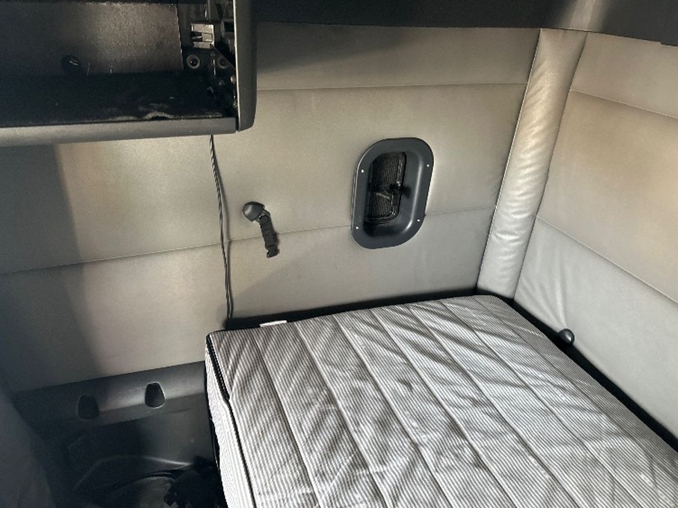 Sleeper Tractor-Heavy Duty Tractors-Freightliner-2022-T12664ST-Bloomington-IN-483,865\n\t\tmiles-$ 67,750 - Image 19