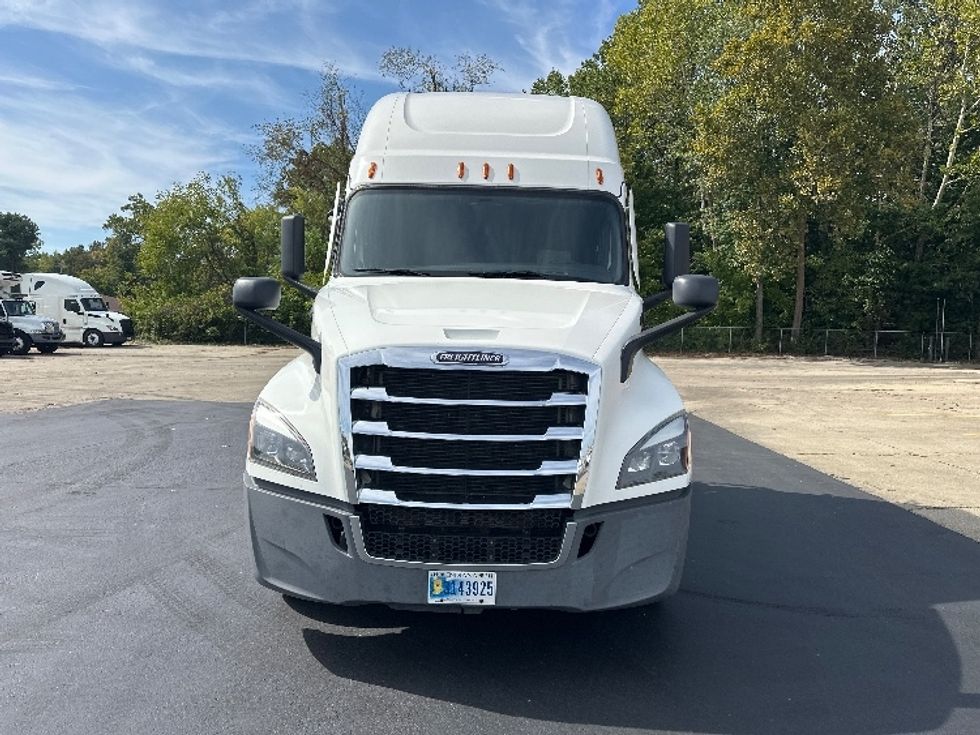Sleeper Tractor-Heavy Duty Tractors-Freightliner-2022-T12664ST-Bloomington-IN-483,865\n\t\tmiles-$ 67,750 - Image 2