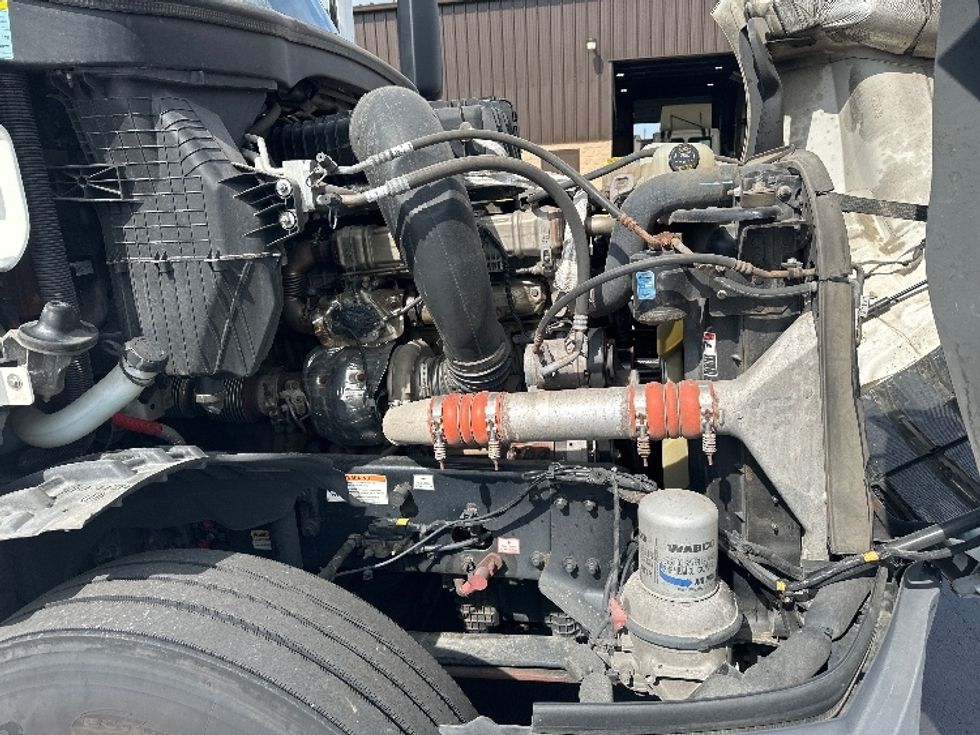 Sleeper Tractor-Heavy Duty Tractors-Freightliner-2022-T12664ST-Bloomington-IN-483,865\n\t\tmiles-$ 67,750 - Image 20