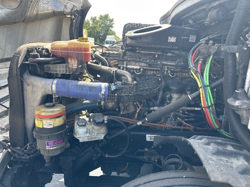 Sleeper Tractor-Heavy Duty Tractors-Freightliner-2022-T12664ST-Bloomington-IN-483,865\n\t\tmiles-$ 67,750 - Image 21