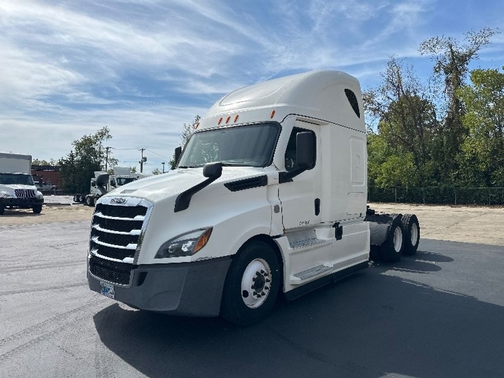 Sleeper Tractor-Heavy Duty Tractors-Freightliner-2022-T12664ST-Bloomington-IN-483,865\n\t\tmiles-$ 67,750 - Image 3