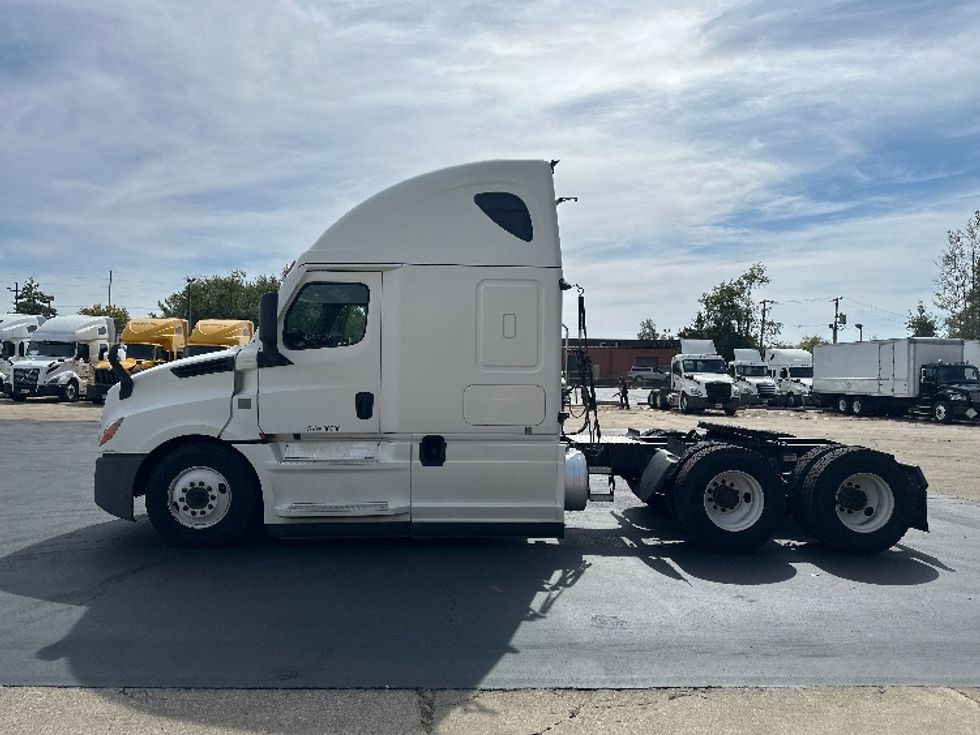 Sleeper Tractor-Heavy Duty Tractors-Freightliner-2022-T12664ST-Bloomington-IN-483,865\n\t\tmiles-$ 67,750 - Image 4