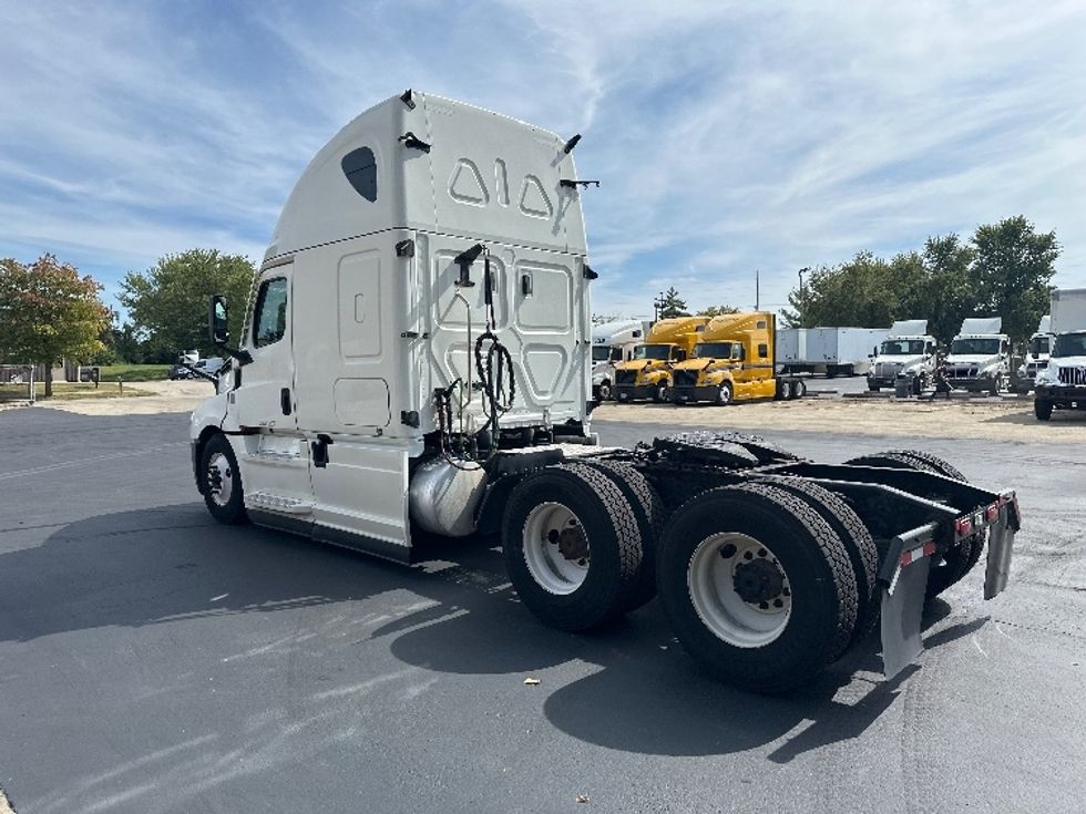 Sleeper Tractor-Heavy Duty Tractors-Freightliner-2022-T12664ST-Bloomington-IN-483,865\n\t\tmiles-$ 67,750 - Image 5