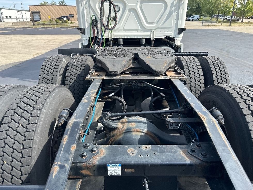 Sleeper Tractor-Heavy Duty Tractors-Freightliner-2022-T12664ST-Bloomington-IN-483,865\n\t\tmiles-$ 67,750 - Image 6