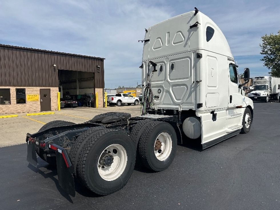 Sleeper Tractor-Heavy Duty Tractors-Freightliner-2022-T12664ST-Bloomington-IN-483,865\n\t\tmiles-$ 67,750 - Image 7