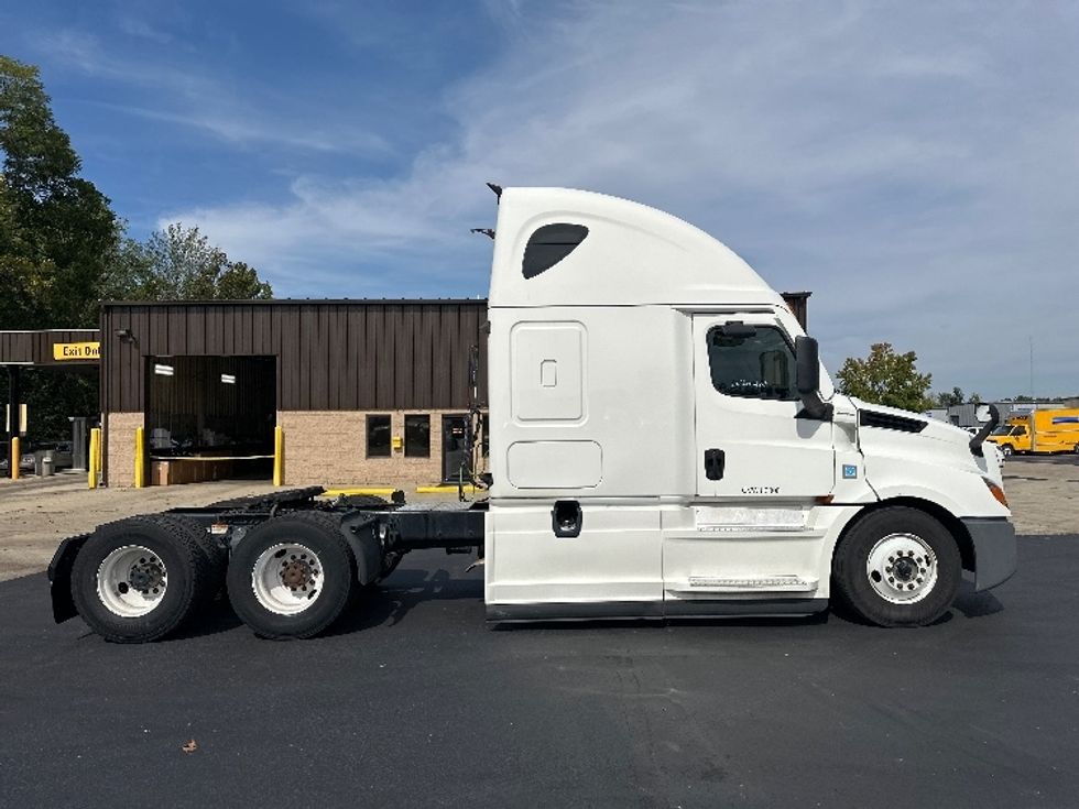 Sleeper Tractor-Heavy Duty Tractors-Freightliner-2022-T12664ST-Bloomington-IN-483,865\n\t\tmiles-$ 67,750 - Image 8