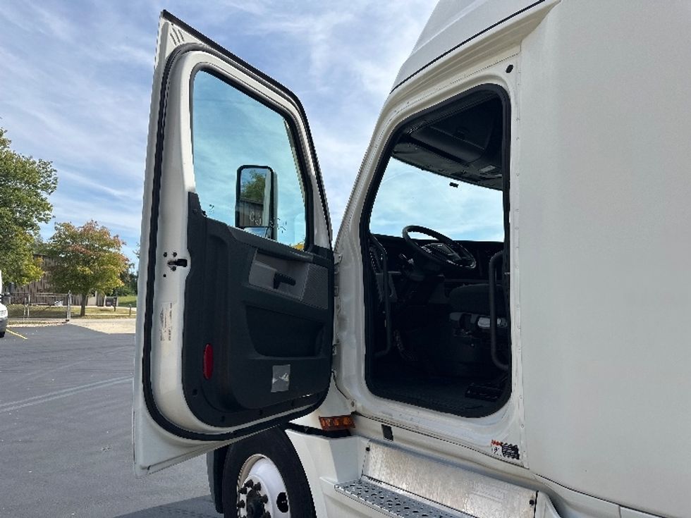 Sleeper Tractor-Heavy Duty Tractors-Freightliner-2022-T12664ST-Bloomington-IN-483,865\n\t\tmiles-$ 67,750 - Image 9