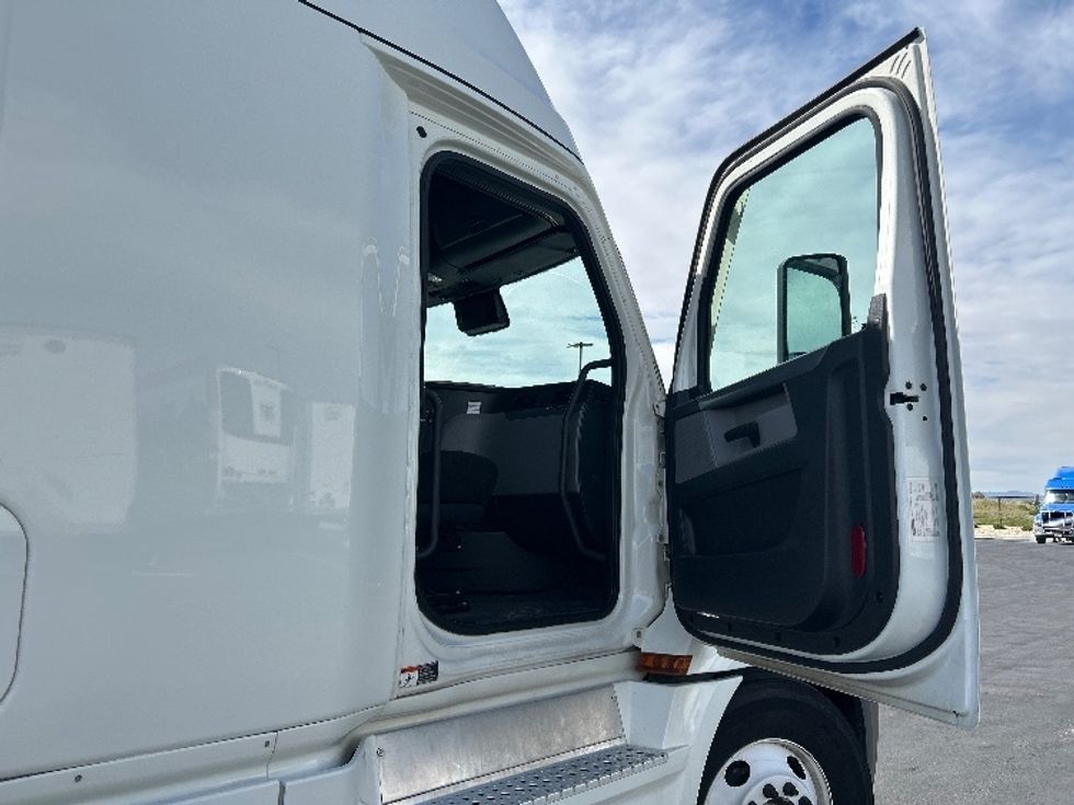 Sleeper Tractor-Heavy Duty Tractors-Freightliner-2022-T12664ST-Boise-ID-531,005\n\t\tmiles-$ 69,250 - Image 13