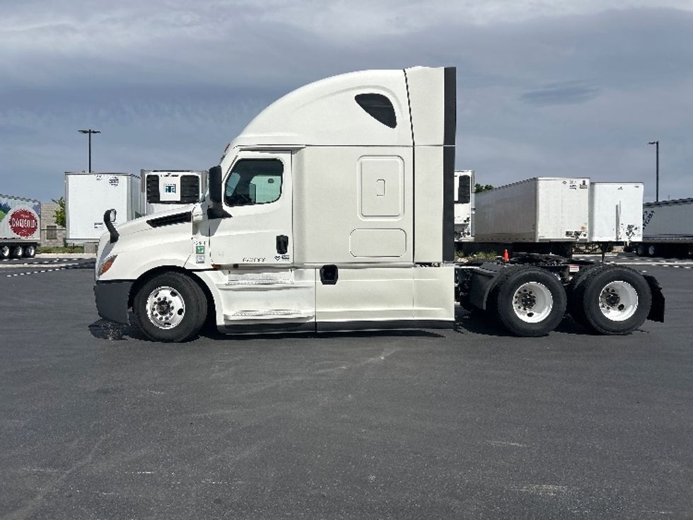 Sleeper Tractor-Heavy Duty Tractors-Freightliner-2022-T12664ST-Boise-ID-531,005\n\t\tmiles-$ 69,250 - Image 4