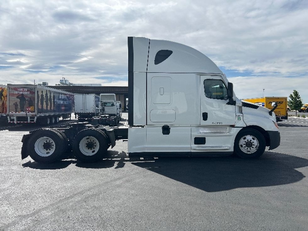 Sleeper Tractor-Heavy Duty Tractors-Freightliner-2022-T12664ST-Boise-ID-531,005\n\t\tmiles-$ 69,250 - Image 8