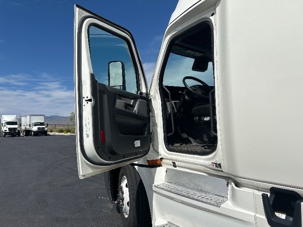 Sleeper Tractor-Heavy Duty Tractors-Freightliner-2022-T12664ST-Boise-ID-531,005\n\t\tmiles-$ 69,250 - Image 9