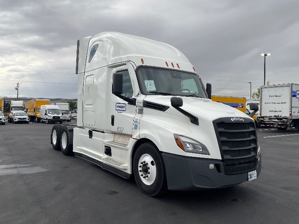 Sleeper Tractor-Heavy Duty Tractors-Freightliner-2022-T12664ST-Boise-ID-583,410\n\t\tmiles-$ 67,250 - Image 1
