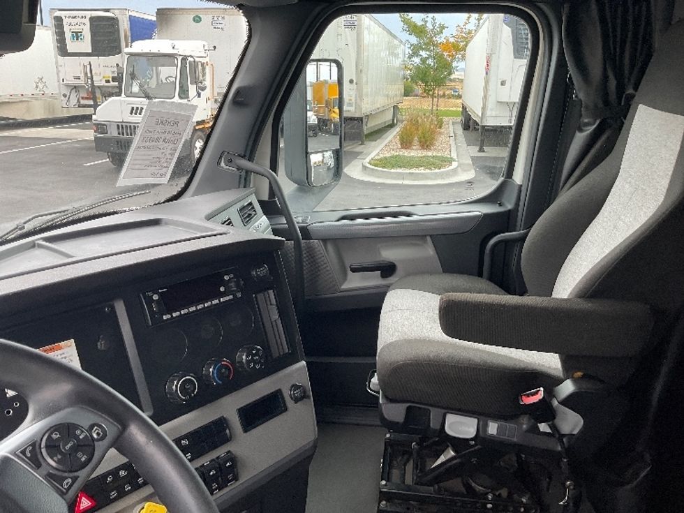 Sleeper Tractor-Heavy Duty Tractors-Freightliner-2022-T12664ST-Boise-ID-583,410\n\t\tmiles-$ 67,250 - Image 10