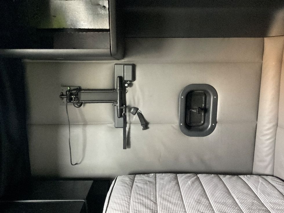 Sleeper Tractor-Heavy Duty Tractors-Freightliner-2022-T12664ST-Boise-ID-583,410\n\t\tmiles-$ 67,250 - Image 19