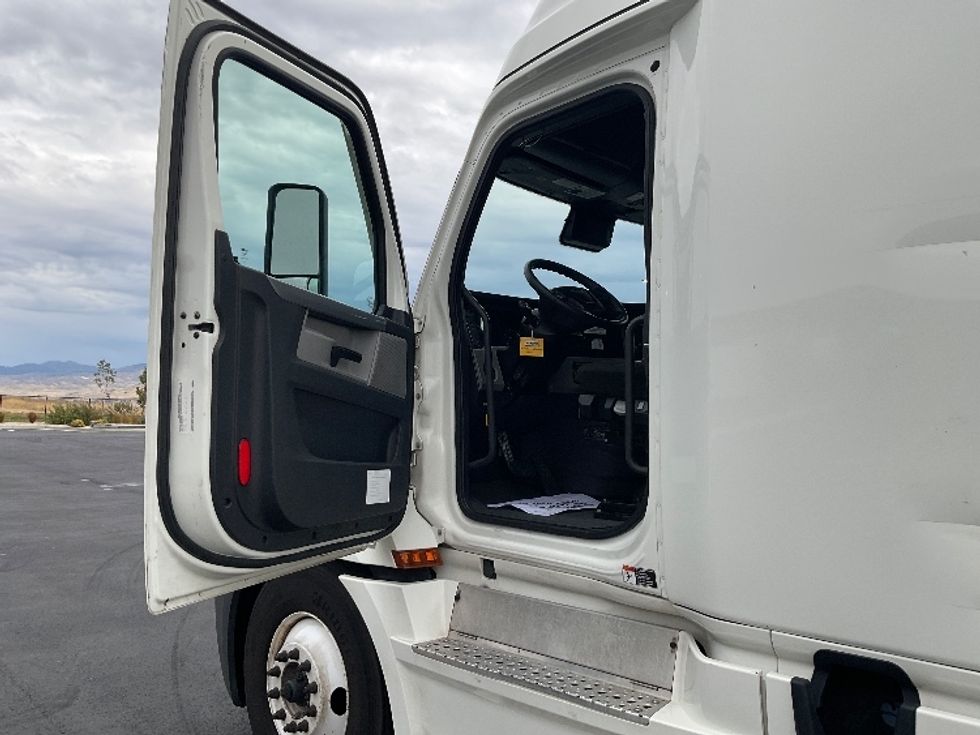 Sleeper Tractor-Heavy Duty Tractors-Freightliner-2022-T12664ST-Boise-ID-583,410\n\t\tmiles-$ 67,250 - Image 9