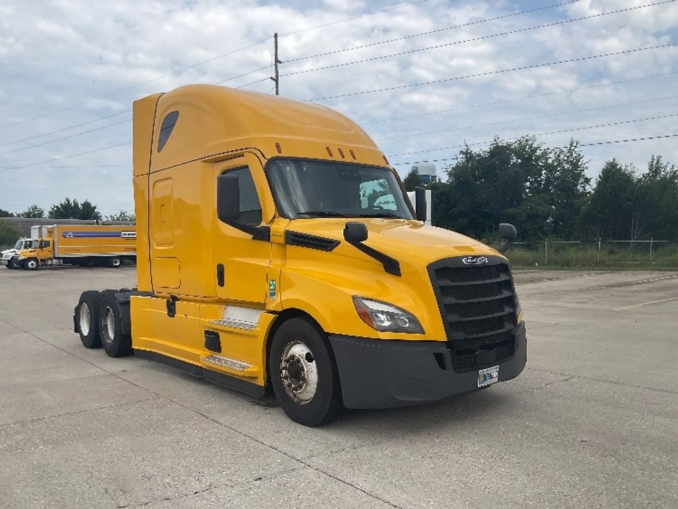Sleeper Tractor-Heavy Duty Tractors-Freightliner-2022-T12664ST-Bowling Green-KY-486,032\n\t\tmiles-$ 72,000 - Image 1