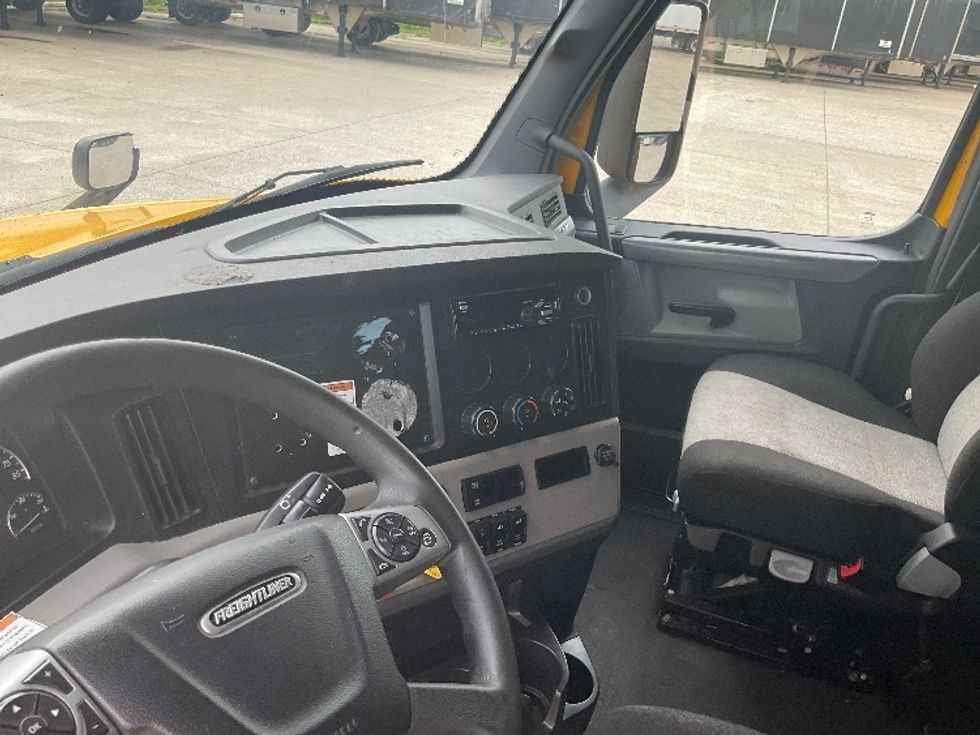 Sleeper Tractor-Heavy Duty Tractors-Freightliner-2022-T12664ST-Bowling Green-KY-486,032\n\t\tmiles-$ 72,000 - Image 10