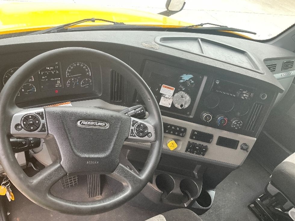Sleeper Tractor-Heavy Duty Tractors-Freightliner-2022-T12664ST-Bowling Green-KY-486,032\n\t\tmiles-$ 72,000 - Image 11