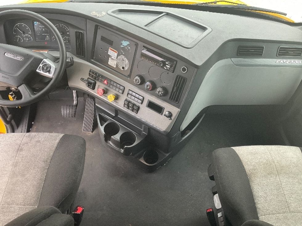 Sleeper Tractor-Heavy Duty Tractors-Freightliner-2022-T12664ST-Bowling Green-KY-486,032\n\t\tmiles-$ 72,000 - Image 12
