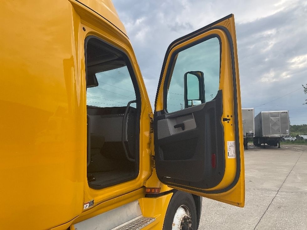 Sleeper Tractor-Heavy Duty Tractors-Freightliner-2022-T12664ST-Bowling Green-KY-486,032\n\t\tmiles-$ 72,000 - Image 13