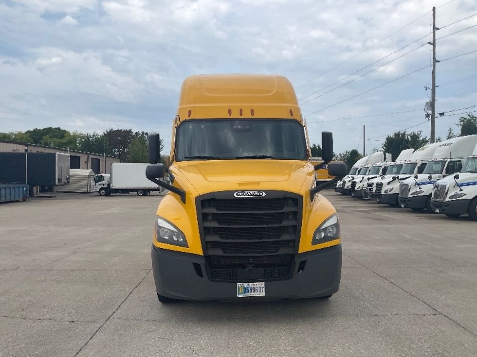 Sleeper Tractor-Heavy Duty Tractors-Freightliner-2022-T12664ST-Bowling Green-KY-486,032\n\t\tmiles-$ 72,000 - Image 2