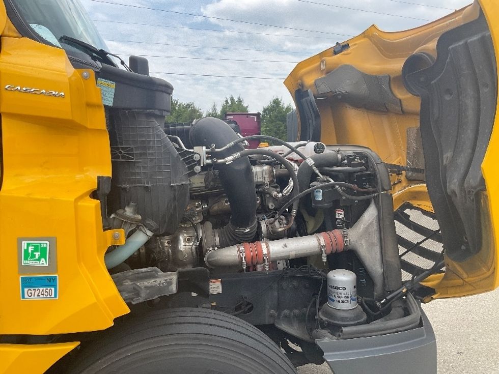 Sleeper Tractor-Heavy Duty Tractors-Freightliner-2022-T12664ST-Bowling Green-KY-486,032\n\t\tmiles-$ 72,000 - Image 20