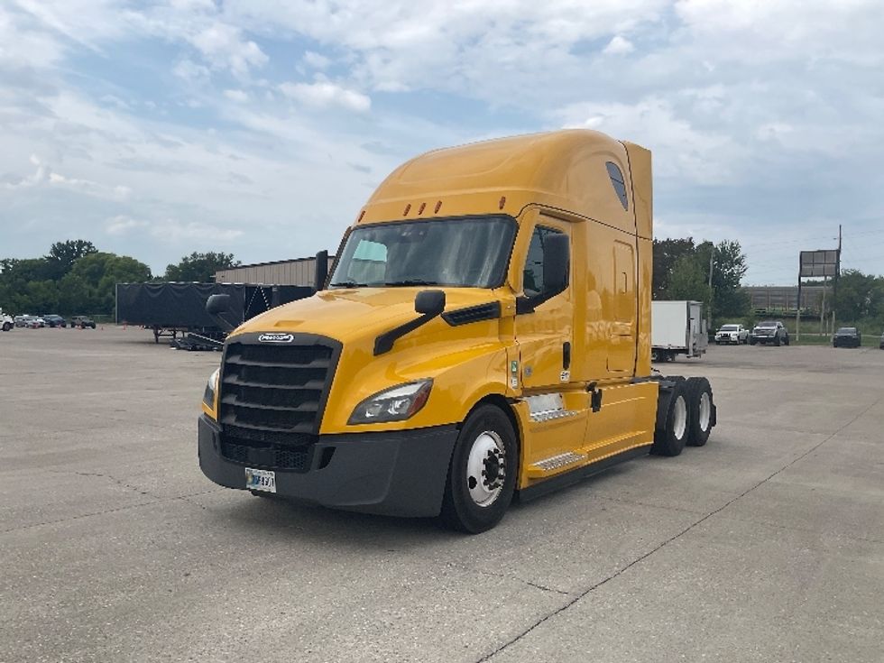 Sleeper Tractor-Heavy Duty Tractors-Freightliner-2022-T12664ST-Bowling Green-KY-486,032\n\t\tmiles-$ 72,000 - Image 3