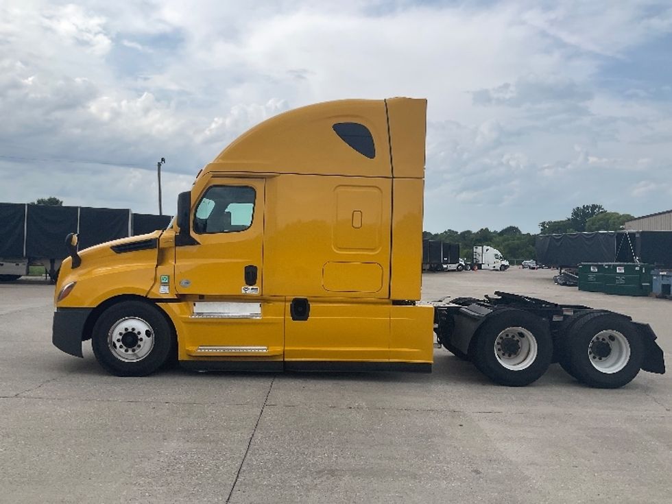 Sleeper Tractor-Heavy Duty Tractors-Freightliner-2022-T12664ST-Bowling Green-KY-486,032\n\t\tmiles-$ 72,000 - Image 4