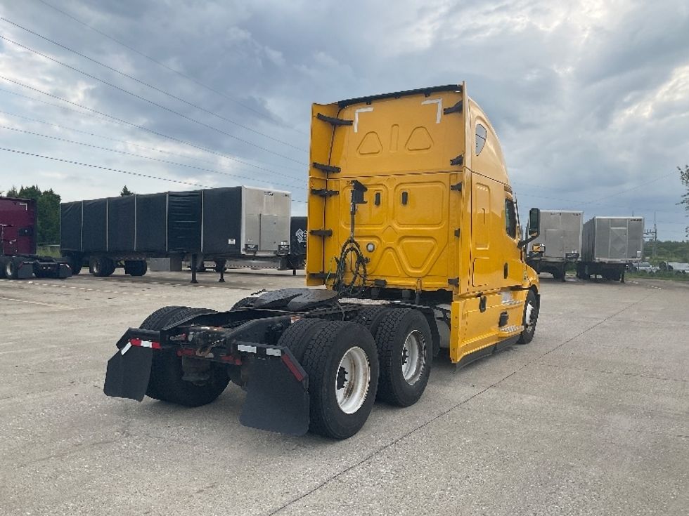 Sleeper Tractor-Heavy Duty Tractors-Freightliner-2022-T12664ST-Bowling Green-KY-486,032\n\t\tmiles-$ 72,000 - Image 7