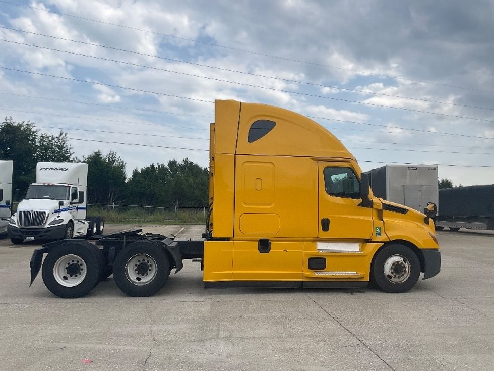 Sleeper Tractor-Heavy Duty Tractors-Freightliner-2022-T12664ST-Bowling Green-KY-486,032\n\t\tmiles-$ 72,000 - Image 8