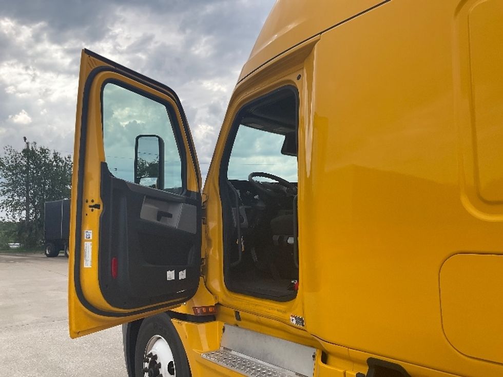 Sleeper Tractor-Heavy Duty Tractors-Freightliner-2022-T12664ST-Bowling Green-KY-486,032\n\t\tmiles-$ 72,000 - Image 9
