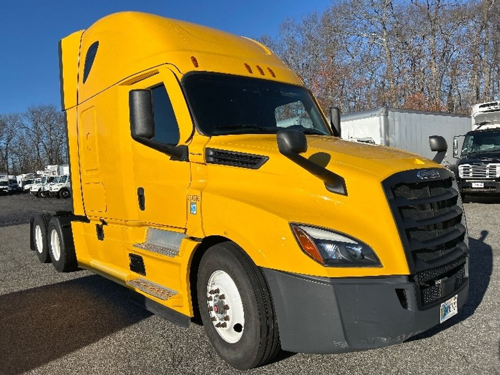 Sleeper Tractor-Heavy Duty Tractors-Freightliner-2022-T12664ST-Braintree-MA-668,229\n\t\tmiles-$ 45,750 - Image 1